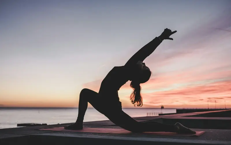 Come praticare yoga ti può aiutare a migliorare la tua abilità con il surf | Point Break School