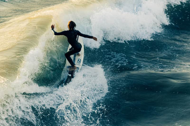 Donna in piedi sulla tavola da surf | Point Break