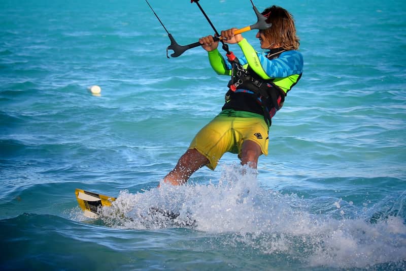 Donna che sta imparando a usare il kitesurf | PointBreak