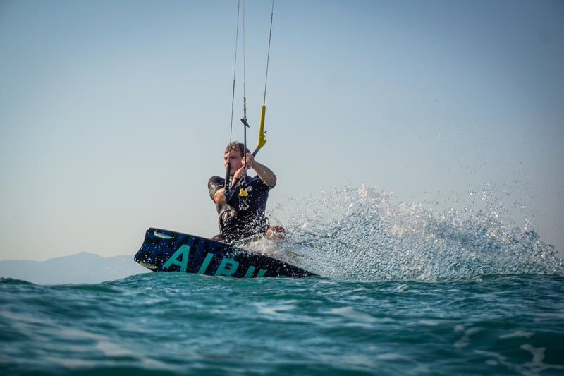 Kitesurfer che vira con il vento | Point Break