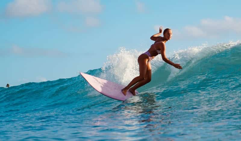 Ragazza in piedi sul surf | Point Break