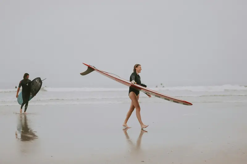 immagine evocativa di un surfista con tavola | Point Break School