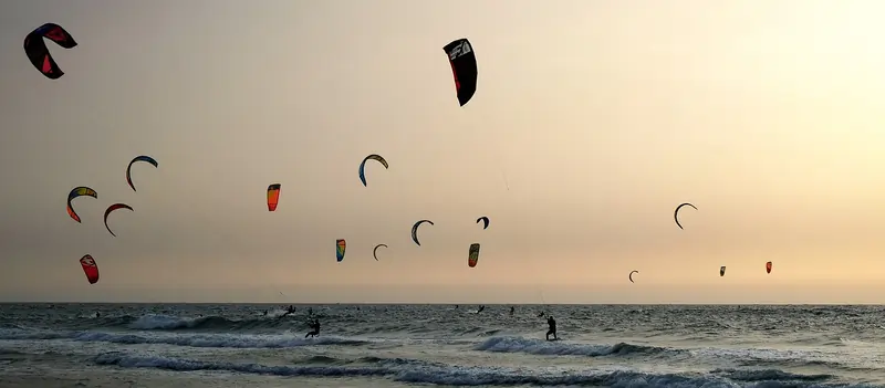 Spiaggia popolata da tanti kitesurfer | Point Break