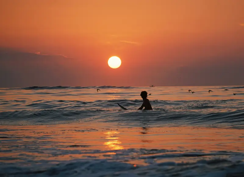 Surfista che guarda il tramonto | Point Break