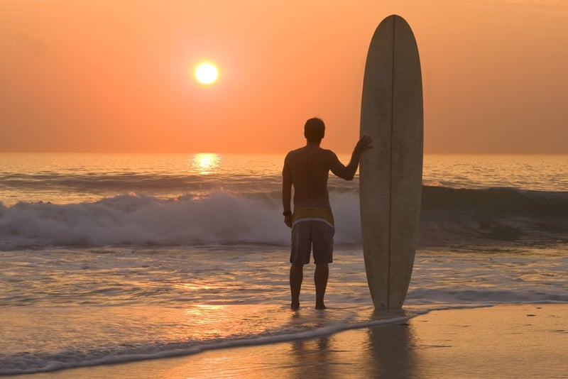 Surfista che ammira il tramonto | Point Break