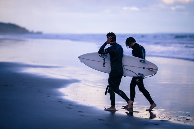 Surfistas con traje de neopreno | Point Break