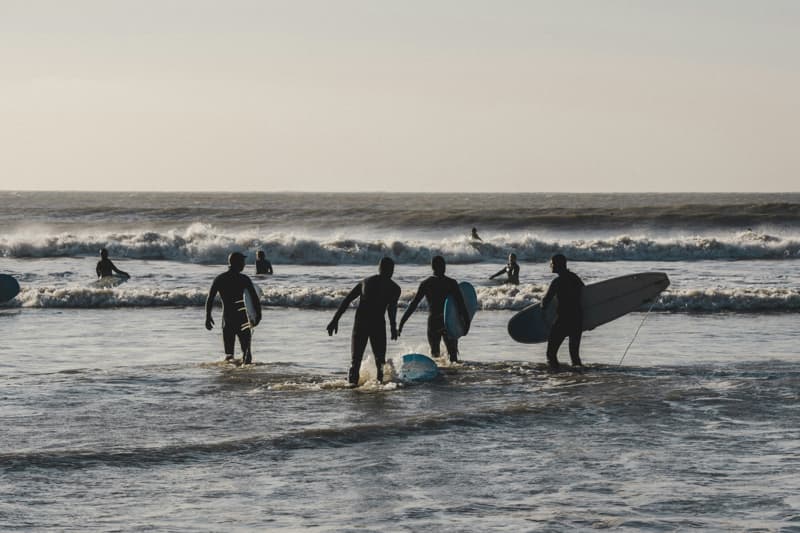 Surfisti che si preparano ad affrontare le onde | Point Break School