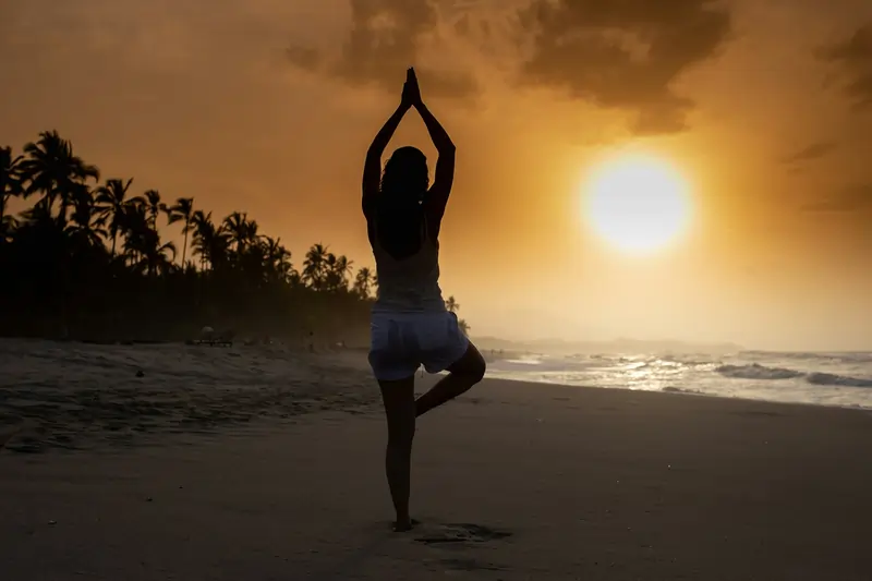 Immagine evocativa yoga in spiaggia | Point Break School